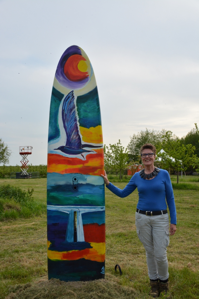 Surfhenge: De andere zijde van de surfplank: kleurrijk Noord-Beveland.